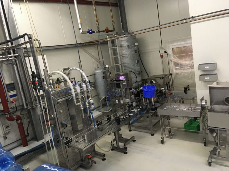 Complete water filling line blowing machine bottle production cleaning plant в продаже