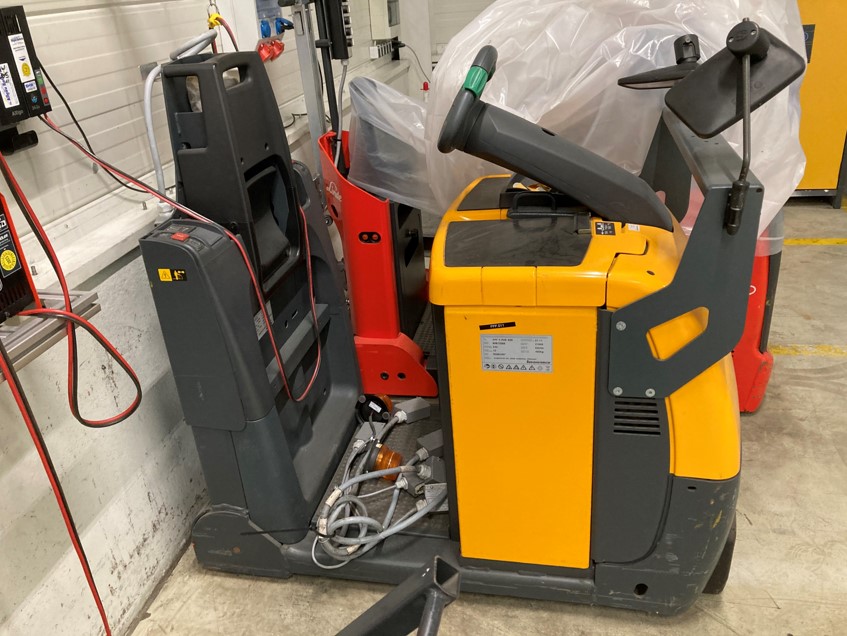 Jungheinrich EZS 350 XL Elektro-Schlepper Flurförderfahrzeug zu verkaufen