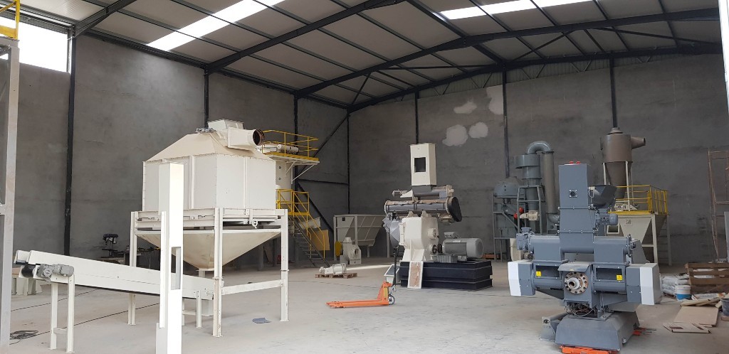 Complete production line plant for wood pellets, chunks, pellets for animal bedding for sale