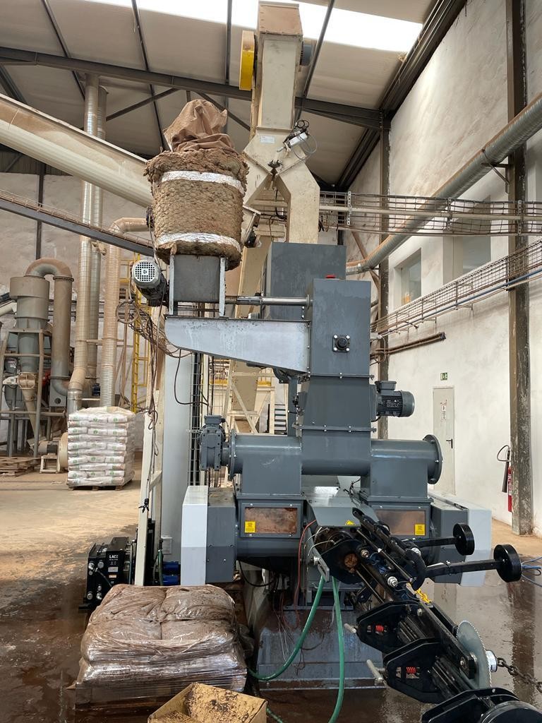 Complete production line plant for wood pellets, chunks, pellets for animal bedding for sale