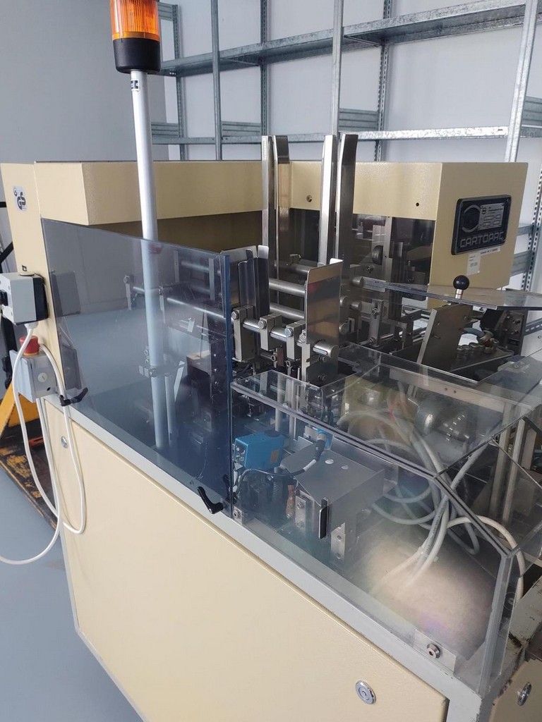 IWK Faltschachtelverpackungsmaschine mit dem Zuführband und Austrageband zu verkaufen