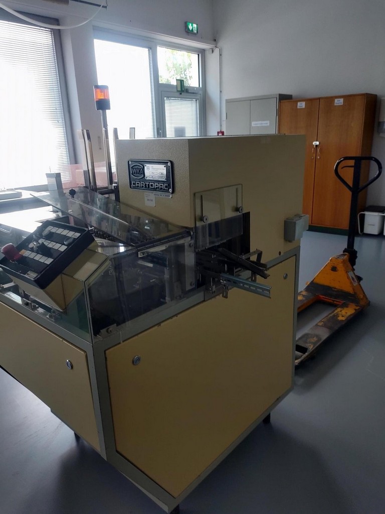 IWK Faltschachtelverpackungsmaschine mit dem Zuführband und Austrageband zu verkaufen