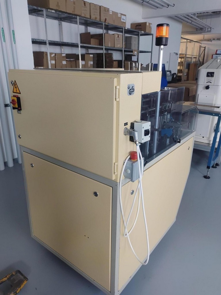 IWK Faltschachtelverpackungsmaschine mit dem Zuführband und Austrageband zu verkaufen