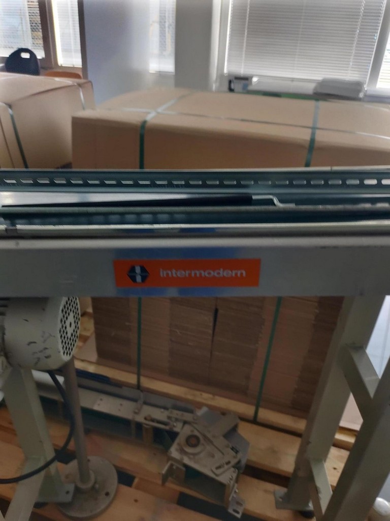IWK Faltschachtelverpackungsmaschine mit dem Zuführband und Austrageband zu verkaufen