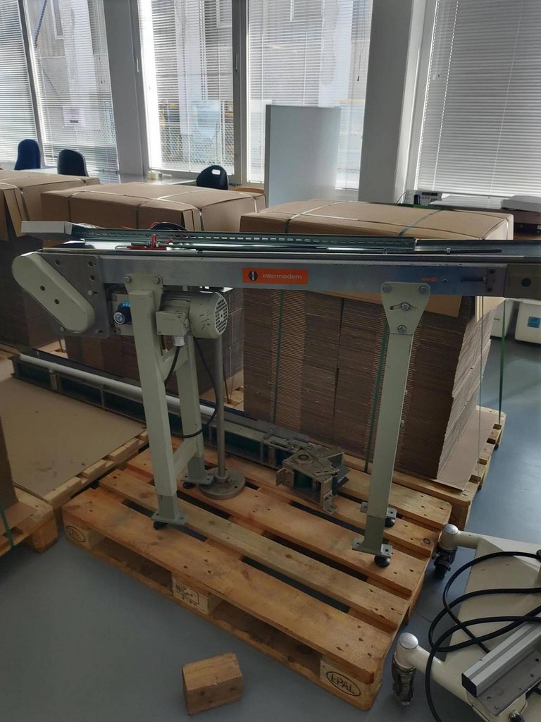 IWK Faltschachtelverpackungsmaschine mit dem Zuführband und Austrageband zu verkaufen