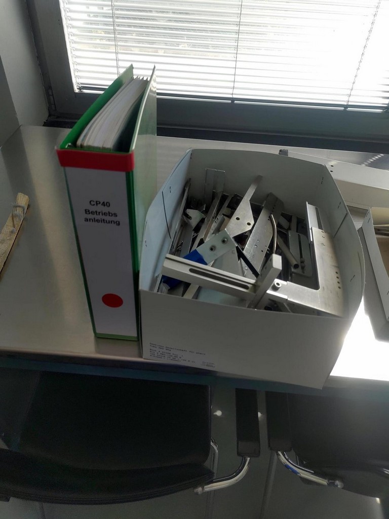 IWK Faltschachtelverpackungsmaschine mit dem Zuführband und Austrageband zu verkaufen