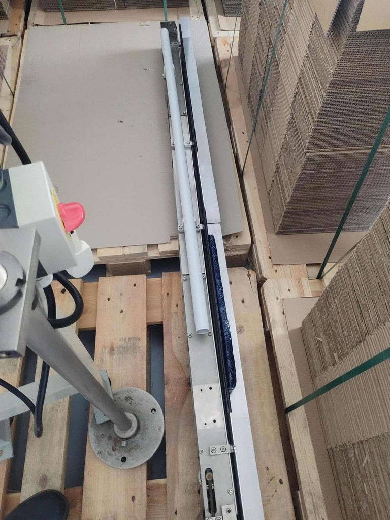 IWK Faltschachtelverpackungsmaschine mit dem Zuführband und Austrageband zu verkaufen