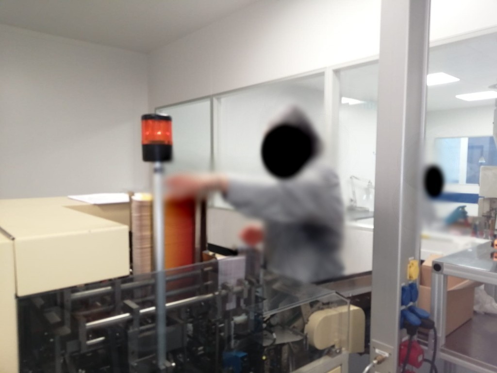 IWK Faltschachtelverpackungsmaschine mit dem Zuführband und Austrageband zu verkaufen