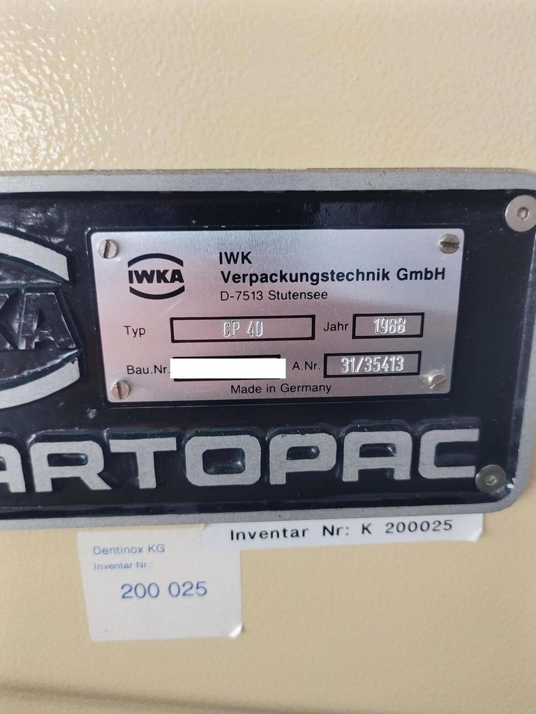 IWK Faltschachtelverpackungsmaschine mit dem Zuführband und Austrageband zu verkaufen