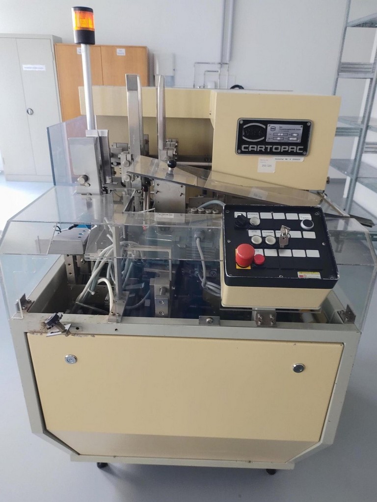 IWK Faltschachtelverpackungsmaschine mit dem Zuführband und Austrageband zu verkaufen