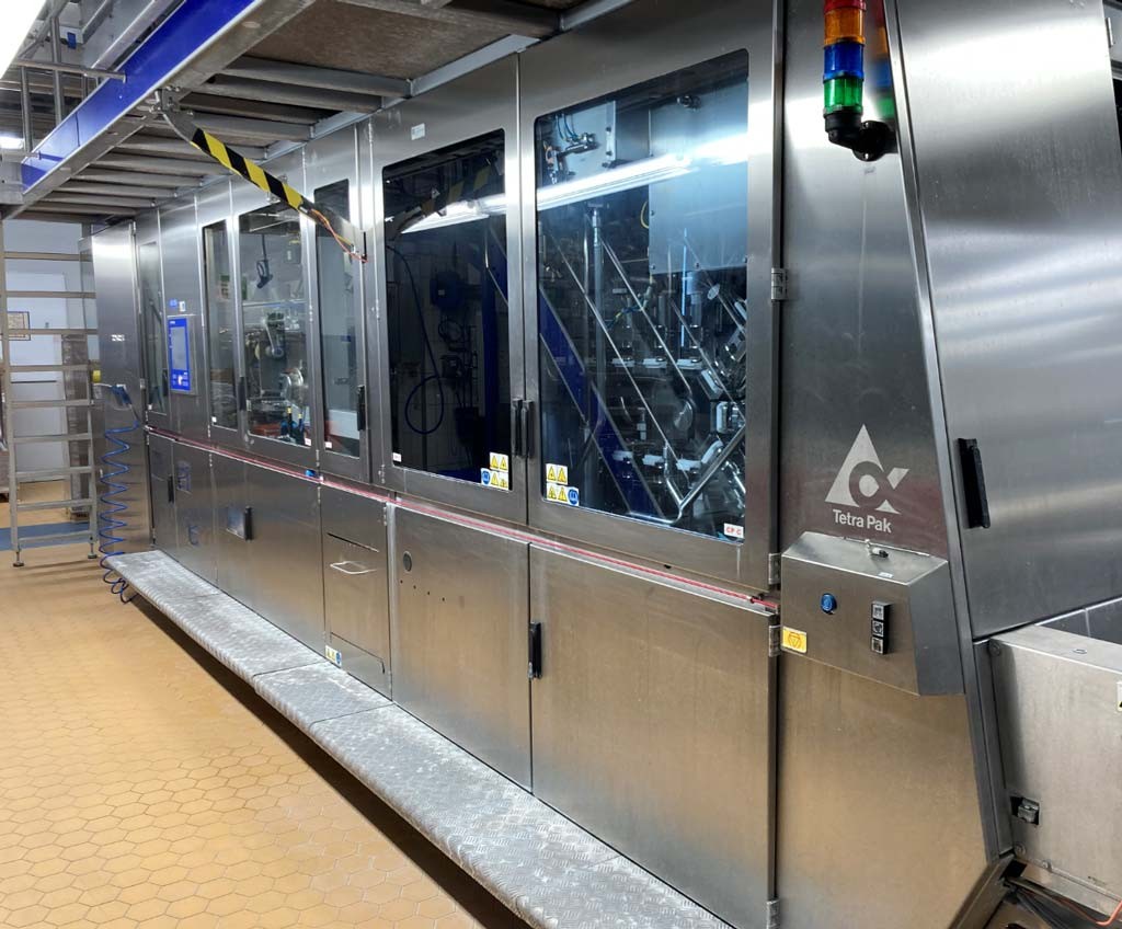 Tetra Pak TT/3 2000 Abfüllmaschine mit Reinigungsstation, Kappenbunker, Kappentransport zu verkaufen