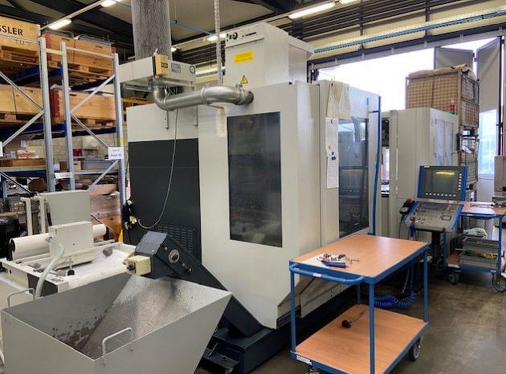 2x Metallbearbeitungsmaschinen 5-Achsen-Simultan-CNC-Universalfräsmaschine, Roboter zu verkaufen