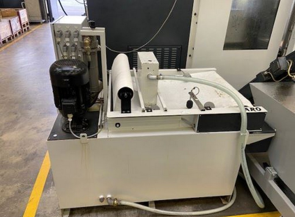 2x Metallbearbeitungsmaschinen 5-Achsen-Simultan-CNC-Universalfräsmaschine, Roboter zu verkaufen