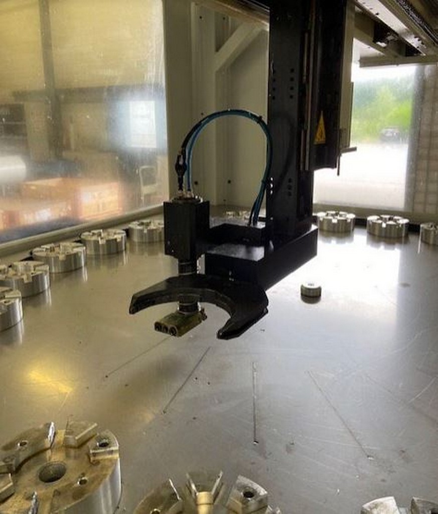 2x Metallbearbeitungsmaschinen 5-Achsen-Simultan-CNC-Universalfräsmaschine, Roboter zu verkaufen