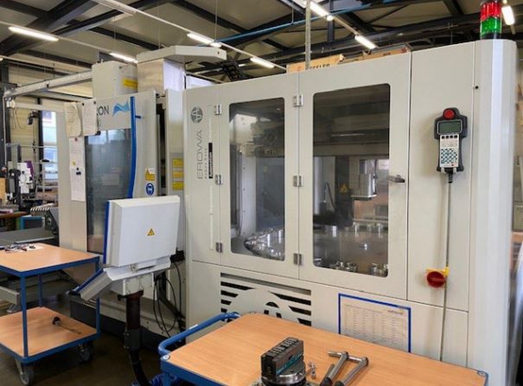 2x Metallbearbeitungsmaschinen 5-Achsen-Simultan-CNC-Universalfräsmaschine, Roboter zu verkaufen