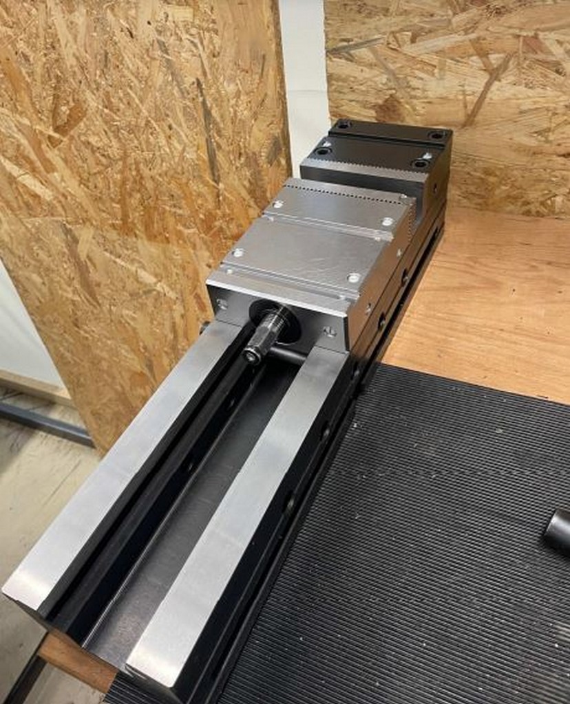 Diverse Metallbearbeitungsmaschinen Fräsmaschine, Ölnebelabscheider, Maschinenschraubstock u.a. zu verkaufen