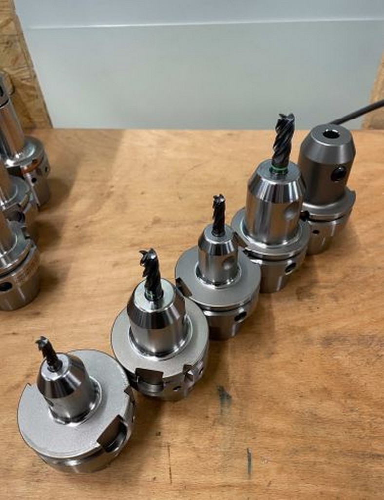 Diverse Metallbearbeitungsmaschinen Fräsmaschine, Ölnebelabscheider, Maschinenschraubstock u.a. zu verkaufen