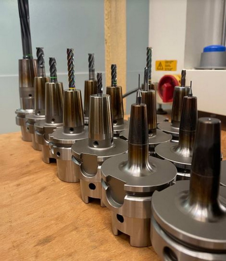 Diverse Metallbearbeitungsmaschinen Fräsmaschine, Ölnebelabscheider, Maschinenschraubstock u.a. zu verkaufen