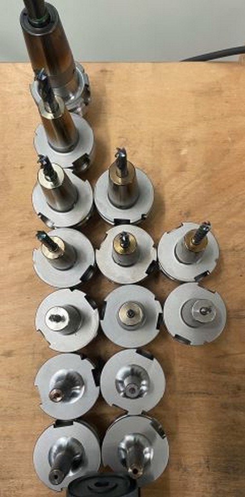 Diverse Metallbearbeitungsmaschinen Fräsmaschine, Ölnebelabscheider, Maschinenschraubstock u.a. zu verkaufen