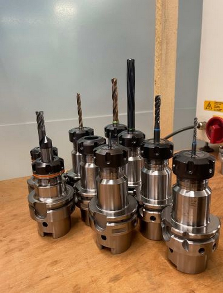 Diverse Metallbearbeitungsmaschinen Fräsmaschine, Ölnebelabscheider, Maschinenschraubstock u.a. zu verkaufen