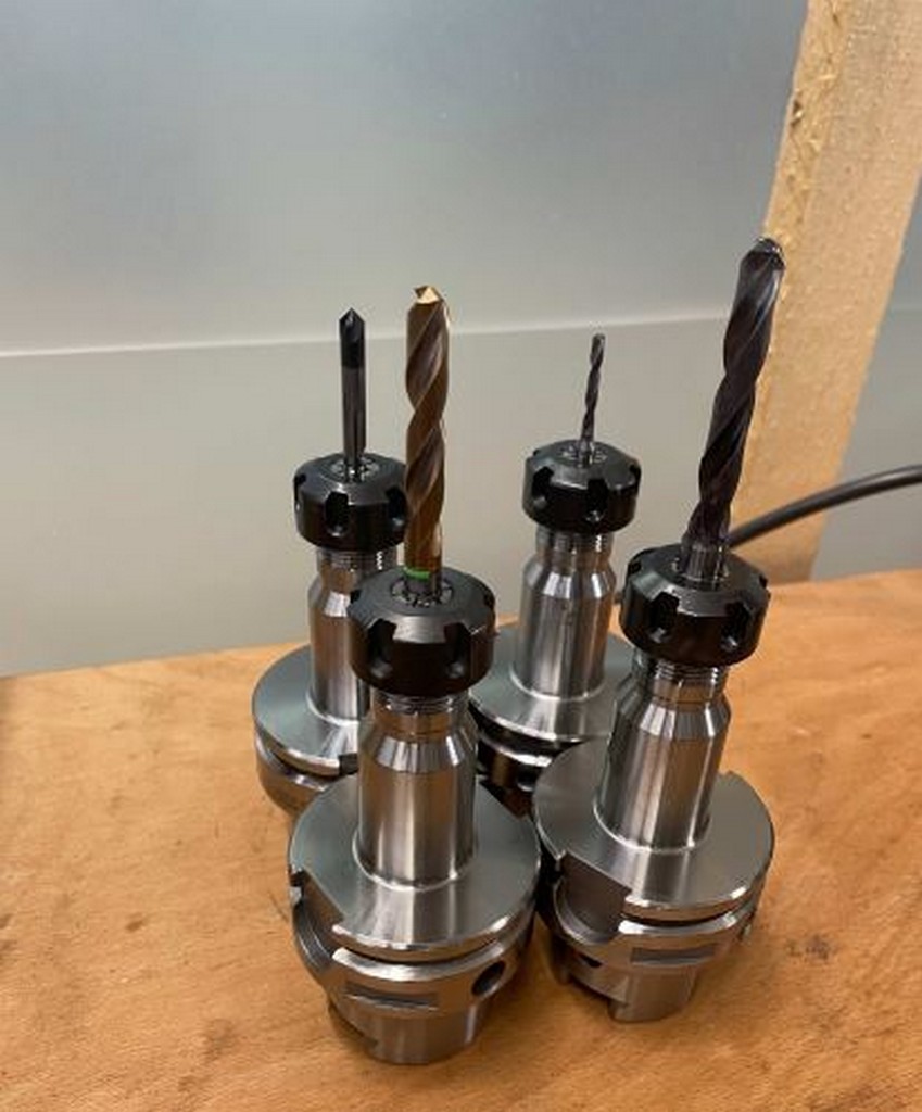 Diverse Metallbearbeitungsmaschinen Fräsmaschine, Ölnebelabscheider, Maschinenschraubstock u.a. zu verkaufen