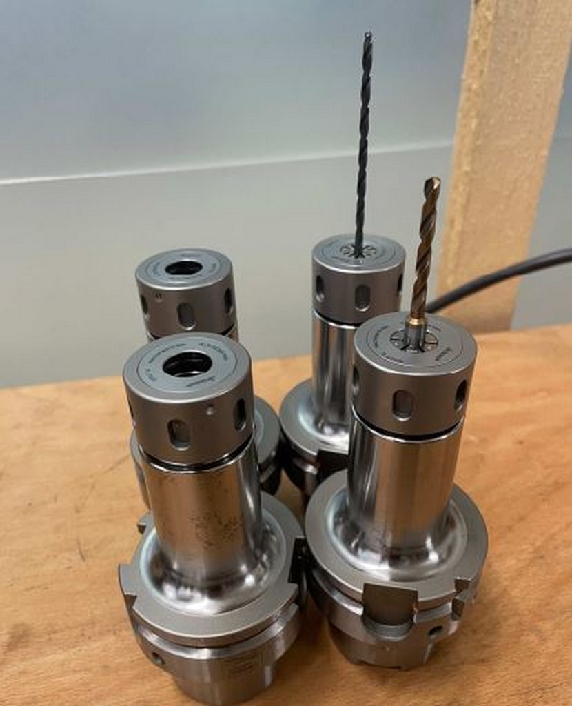Diverse Metallbearbeitungsmaschinen Fräsmaschine, Ölnebelabscheider, Maschinenschraubstock u.a. zu verkaufen