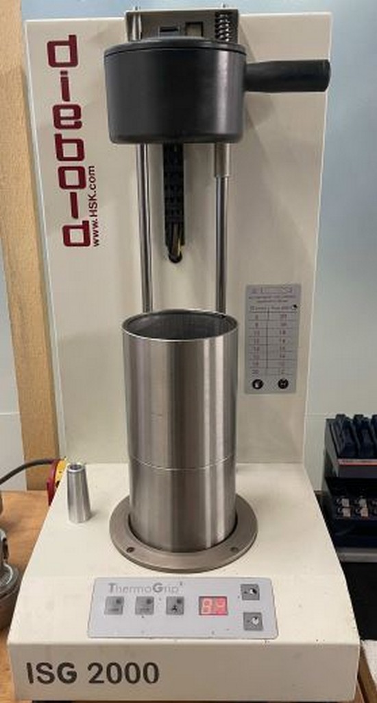 Diverse Metallbearbeitungsmaschinen Fräsmaschine, Ölnebelabscheider, Maschinenschraubstock u.a. zu verkaufen