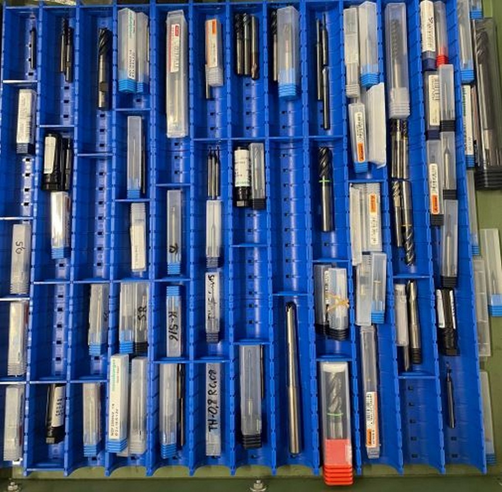 Diverse Metallbearbeitungsmaschinen Fräsmaschine, Ölnebelabscheider, Maschinenschraubstock u.a. zu verkaufen
