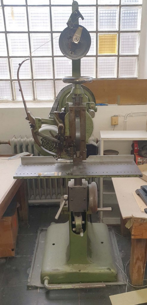 Diverse Druckmaschinen Maschinen einer kompletten Buchbinderei zu verkaufen