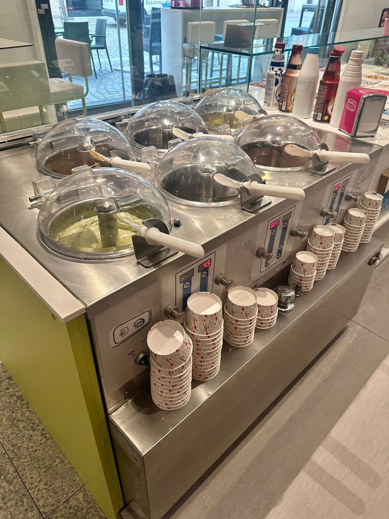 Diverse Lebensmitteltechnik Eisvitrine, Maschinen „Frozen Yoghurt Frigomat“, Kühlvitrinen u.a. zu verkaufen