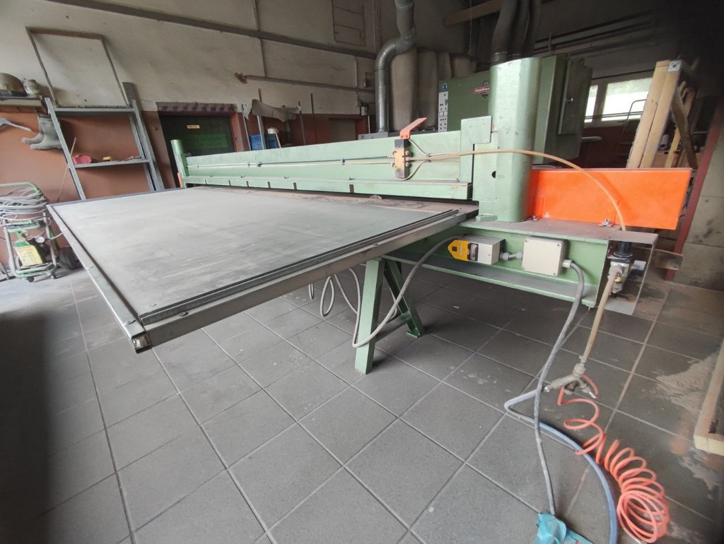 3x Holzbearbeitungsmaschinen Säge mit dem Tisch, Breitbandschleifmaschine, Absauganlage zu verkaufen